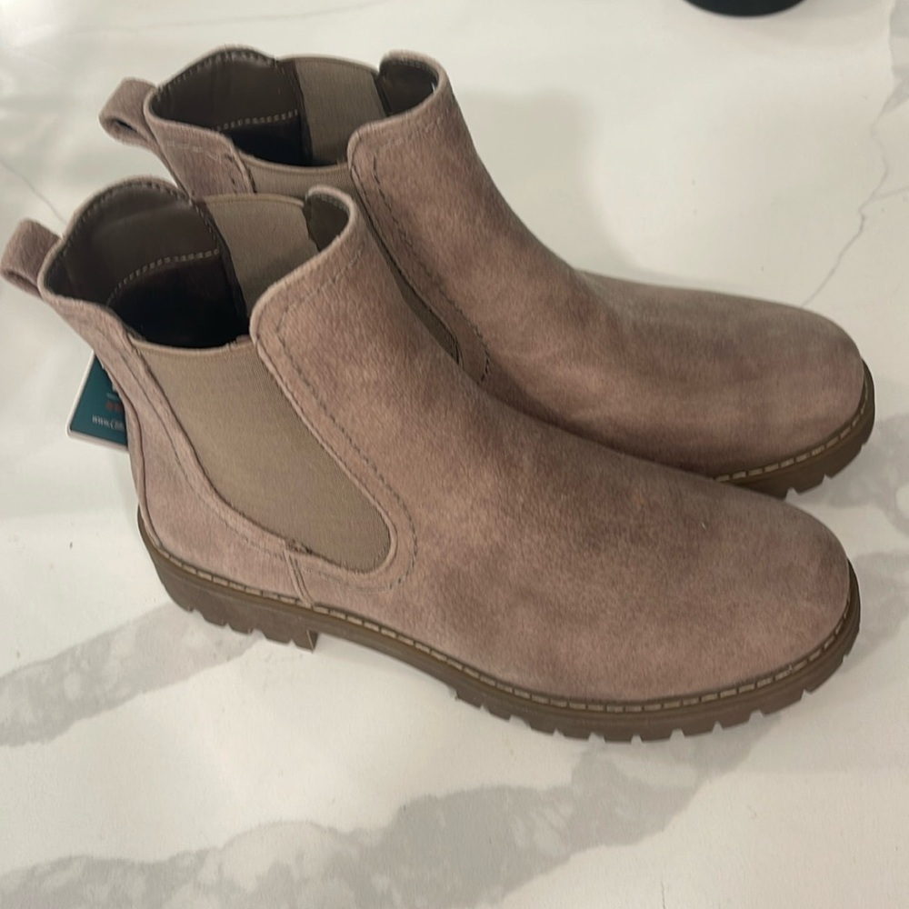 Cliff’s by White Mountain Boots tan NEW